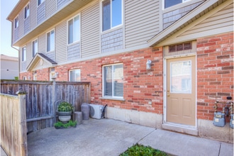 265 Lawrence Avenue Townhomes in Kitchener, ON - Building Photo - Building Photo