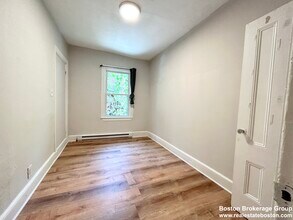 7 Warwick St, Unit 1o in Boston, MA - Foto de edificio - Building Photo