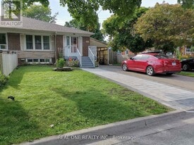 221 Elka Dr in Richmond Hill, ON - Building Photo