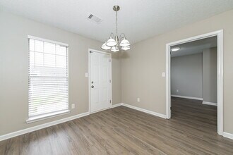 6725 Biscayne in Rex, GA - Foto de edificio - Building Photo