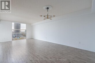 30 Harding Blvd W in Richmond Hill, ON - Building Photo - Building Photo