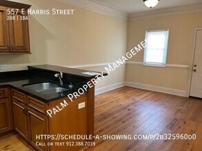 557 E Harris St in Savannah, GA - Foto de edificio - Building Photo