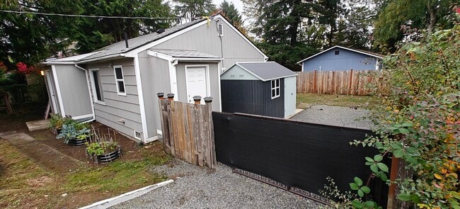 15010 26th Ave NE, Unit Main in Shoreline, WA - Building Photo - Building Photo