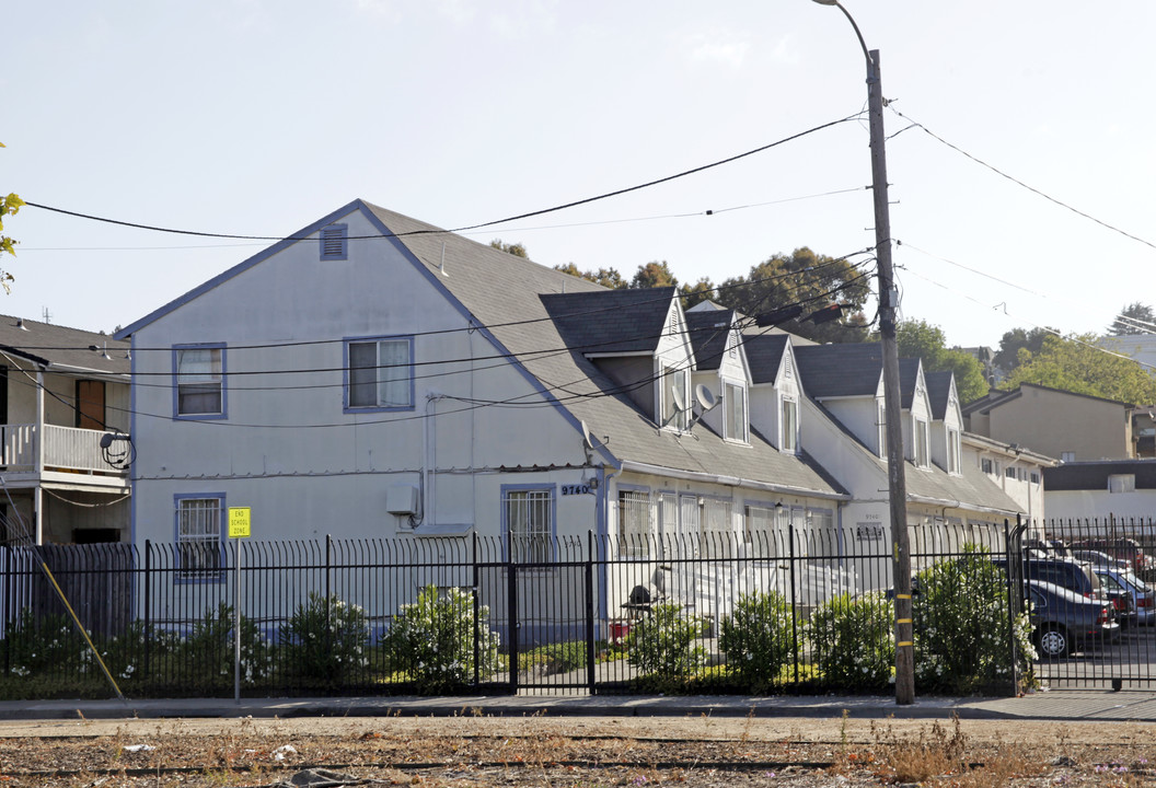 9740-9760 Bancroft Ave in Oakland, CA - Foto de edificio