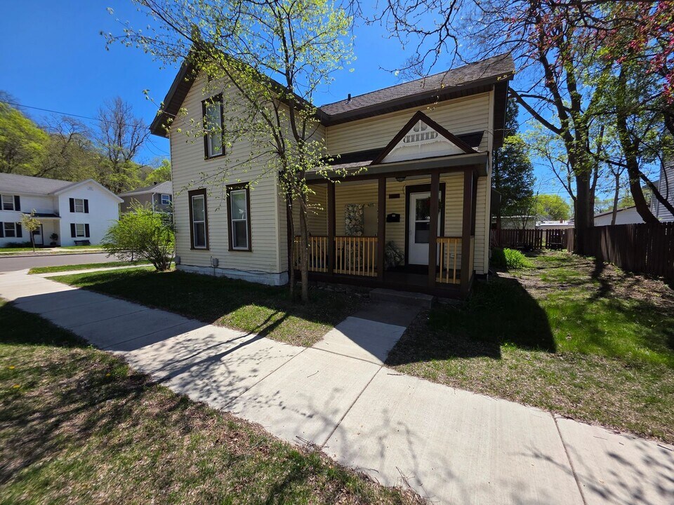417 Marston Ave in Eau Claire, WI - Foto de edificio