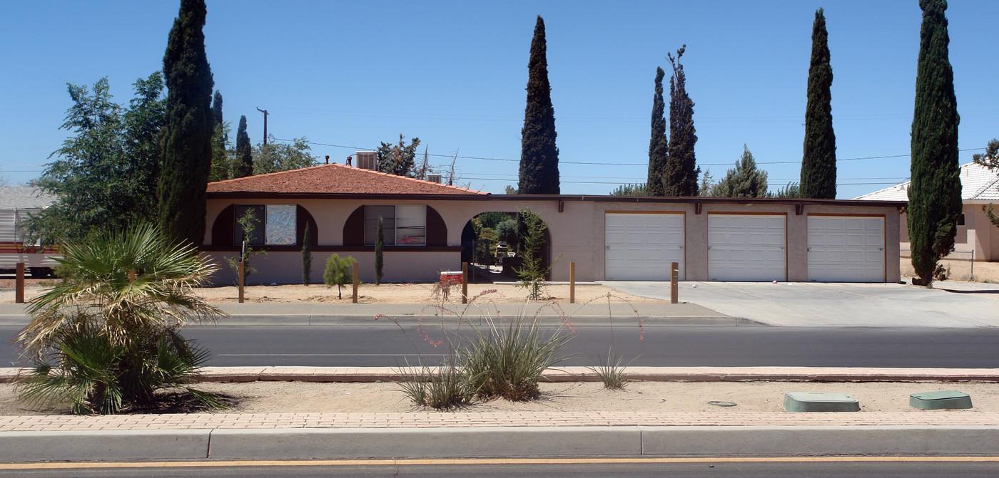 13360 Navajo Rd in Apple Valley, CA - Building Photo