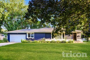 9901 Sandra Ln in Minnetonka, MN - Building Photo