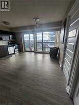 215 Queen St E in Brampton, ON - Building Photo