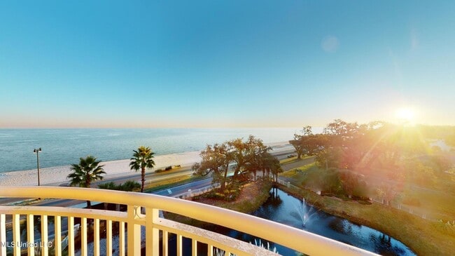2228 Beach Dr in Gulfport, MS - Building Photo - Building Photo