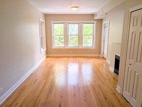 142 Elmwood Ave, Unit 2 in Evanston, IL - Foto de edificio - Building Photo