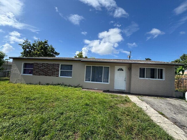 6110 SW 16th St in Pompano Beach, FL - Building Photo - Building Photo