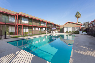 Terra Villa Apartments in Phoenix, AZ - Foto de edificio - Building Photo