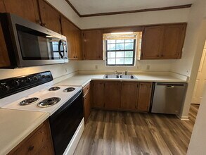 905 W Pine St in Hinesville, GA - Foto de edificio - Building Photo