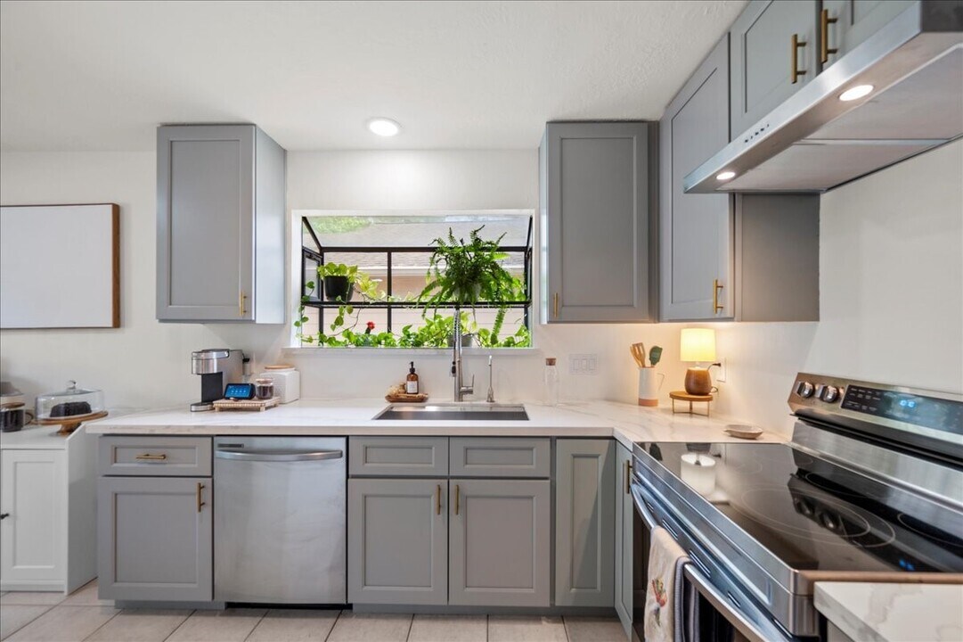 7752 High Village Dr in Houston, TX - Building Photo