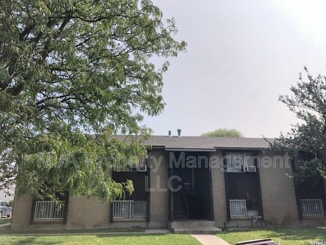 property at 2523 S Lakecrest Dr