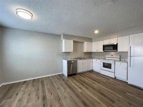 327 SW 3rd St-Unit -202 in Grand Prairie, TX - Building Photo - Building Photo