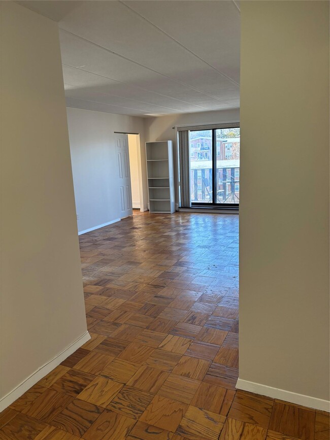 666 Pelham Rd in New Rochelle, NY - Building Photo - Building Photo