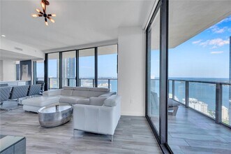 1300 S Miami Ave, Unit 4805 in Miami, FL - Foto de edificio - Building Photo