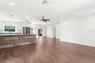 818 Southern Pine Ln in Sarasota, FL - Building Photo - Building Photo
