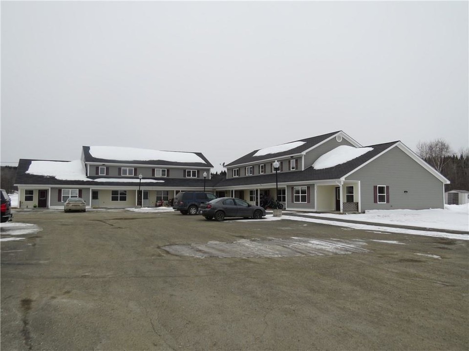 Pond Brook Estates in Eagle Lake, ME - Foto de edificio