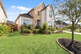 32018 Crested Knl Ct in Fulshear, TX - Building Photo - Building Photo