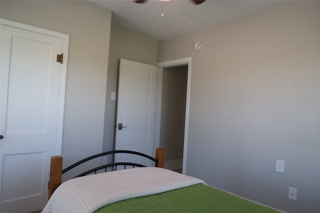 2717 Avenue D in Dickinson, TX - Foto de edificio - Building Photo