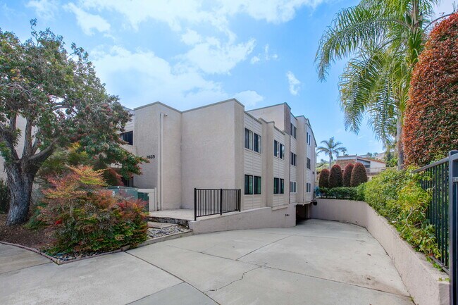 2625 Pirineos Way in Carlsbad, CA - Building Photo - Building Photo