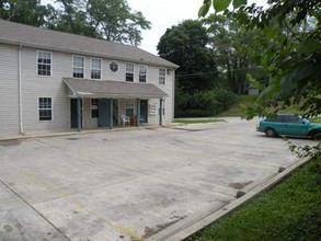 1208 Holloway Rd in Lafayette, IN - Foto de edificio - Building Photo