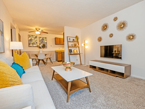 Fox Run Apartments in Wichita, KS - Foto de edificio - Building Photo