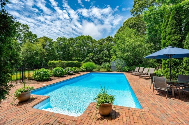 property at 9 N Quarter Rd