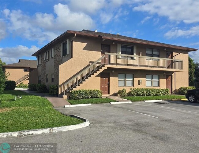 10057 Winding Lake Rd in Sunrise, FL - Building Photo - Building Photo