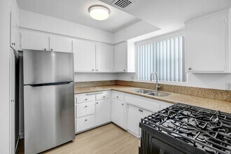 744 S Windsor Blvd in Los Angeles, CA - Building Photo - Building Photo