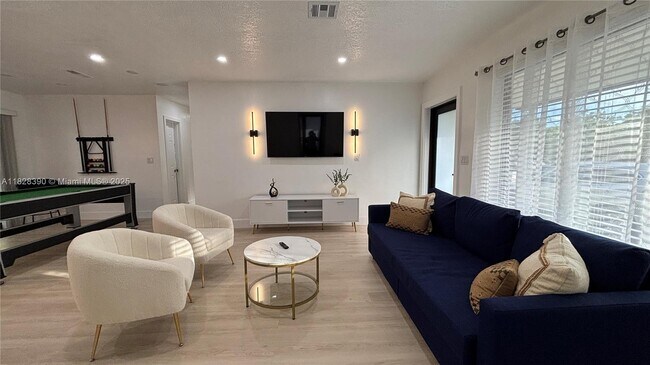 1023 NW 19th Ave in Miami, FL - Building Photo - Building Photo
