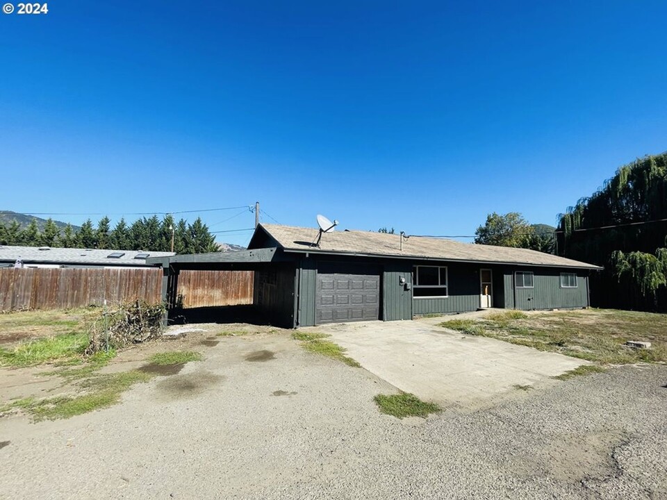 141 Tessia Ln in Myrtle Creek, OR - Building Photo