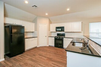 7108 Meadow Lake Dr in Yukon, OK - Building Photo - Building Photo