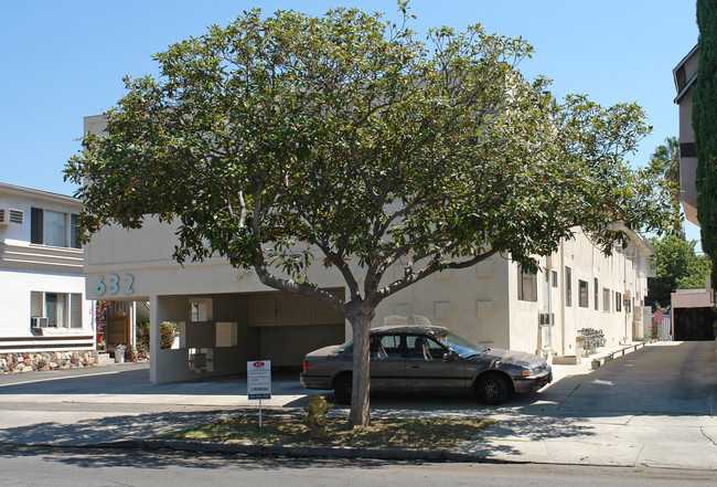 632 N Sweetzer Ave in Los Angeles, CA - Foto de edificio - Building Photo