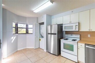 22801 SW 88th Pl-Unit -204 in Miami, FL - Foto de edificio - Building Photo
