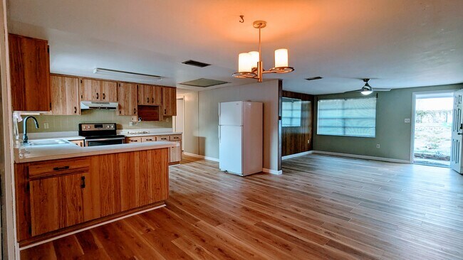 8736 Overlook Dr in Temple Terrace, FL - Foto de edificio - Building Photo