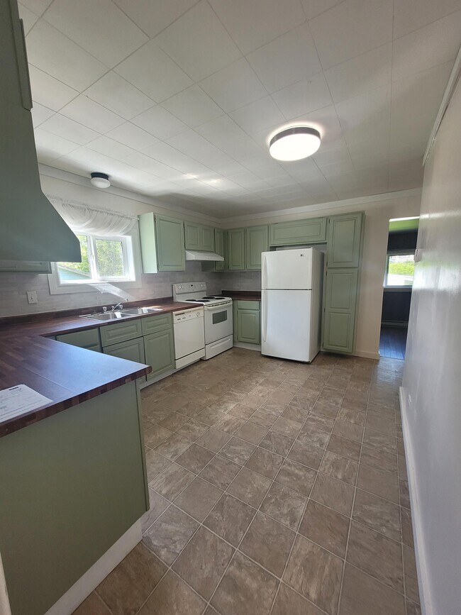 415-411 11 Ave E in Prince Rupert, BC - Building Photo - Building Photo