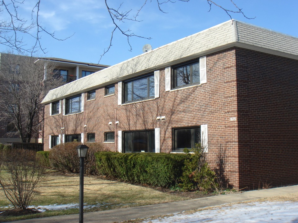 1675 Green Bay Rd in Highland Park, IL - Building Photo