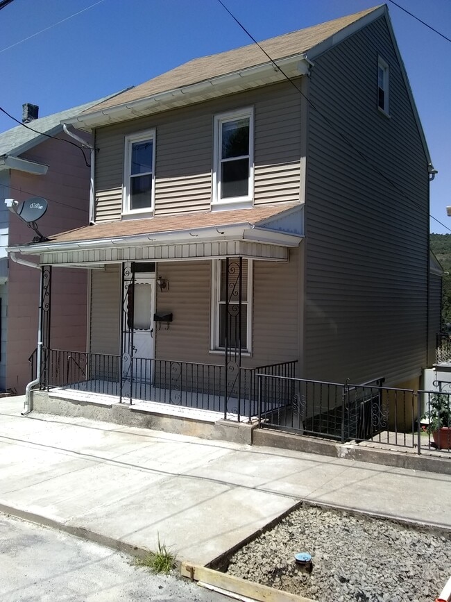 1227 Pulaski Ave in Coal Township, PA - Foto de edificio - Building Photo