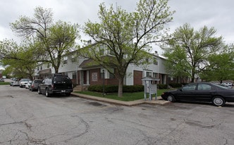 Princeton Court in Overland Park, KS - Building Photo