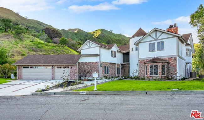 17606 Camino De Yatasto in Los Angeles, CA - Building Photo - Building Photo