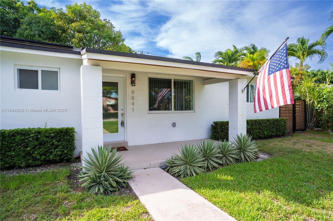 9841 Dominican Dr in Cutler Bay, FL - Building Photo