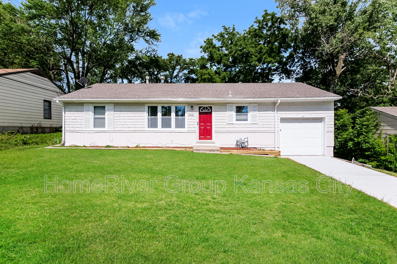 10006 Oakley Ave in Kansas City, MO - Building Photo