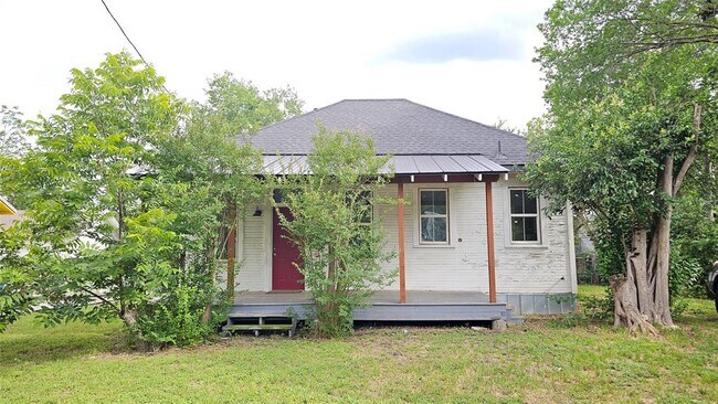 917 W 6th St in Taylor, TX - Building Photo - Building Photo