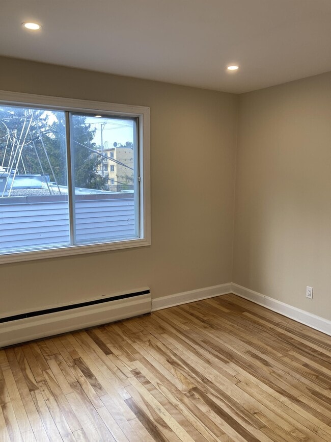 property at 3790 Avenue Laurier E