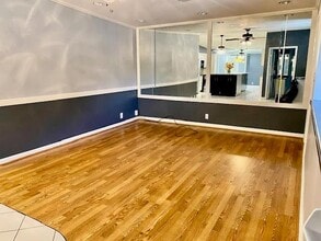 7648 Broadview Dr-Unit -101 in Houston, TX - Building Photo - Building Photo