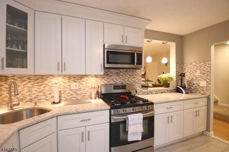 303 Brokaw Ct in Bridgewater, NJ - Building Photo - Building Photo