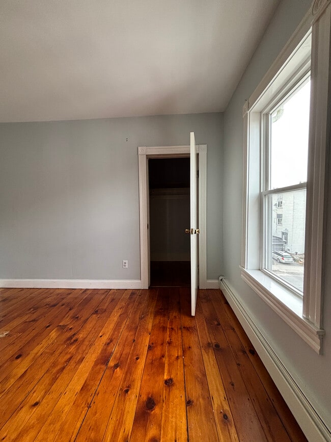 33 1/2 Barclay St, Unit 3, Unit 3